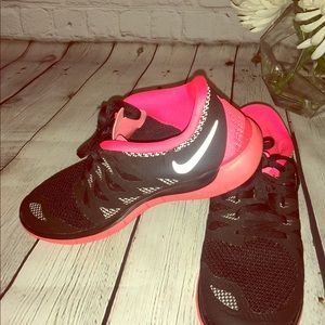 WOMEN’S NIKE FREE RUN SHOES!! 👟👟